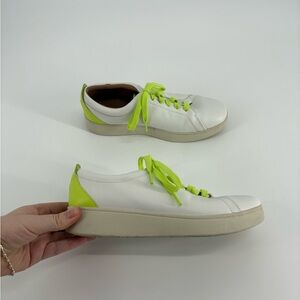 Fitflop Rally Neon Pop Sneaker in Urban White / Electric Green